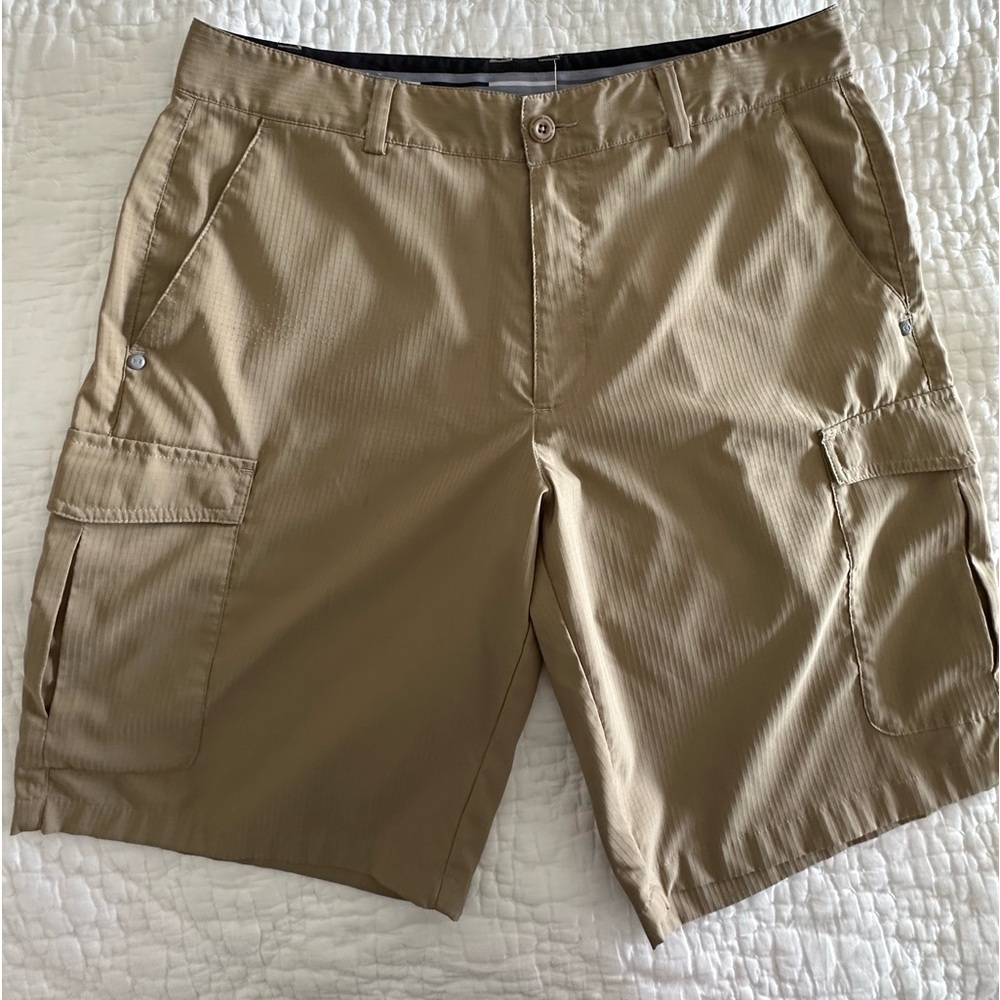Oakley Men shorts. Size 34. Color: tan/beige